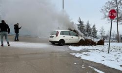 Ekskavatör toprak atarak yanan otomobili söndürdü