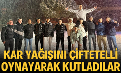 Kar yağışını çiftetelli oynayarak kutladılar