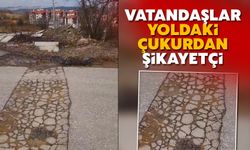 Vatandaşlar yoldaki çukurdan şikayetçi