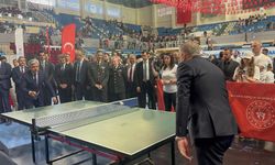 Törende renki dakikalar: Masa tenisi oynadılar!