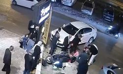Otomobille motosikletin çarpıştığı kaza kamerada