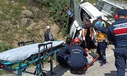 Balıkesir de devrilen tırın şoförü yaralandı