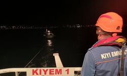 Çanakkale Boğazı'nda sürüklenen tekne kurtarıldı