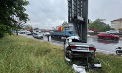 D-100 kara yolunun Kocaeli kesiminde trafik levhasına çarpan otomobil ulaşımı aksattı