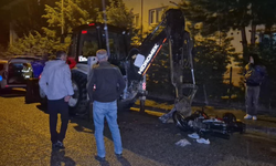 Motosiklet, park halindeki 10 tonluk iş makinesine çarptı