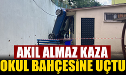 Komşuda akıl almaz kaza! Otomobil okul bahçesine uçtu