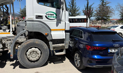 Beton mikseri ile otomobil çarpıştı