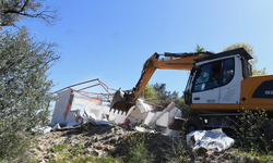 Komşuda 25 kaçak yapı yıkıldı
