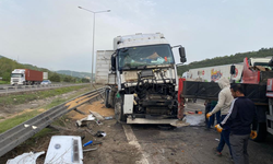 Buğday yüklü tır devrildi