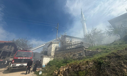 Çıkan yangında 2 ahşap ev ve 1 cami küle döndü