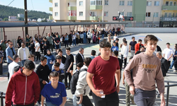 Sınav yerini karıştıran ortaokul öğrencisini motosikletiyle sınava yetiştirdi