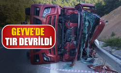 Geyve’de Tır Devrildi: Sürücü Yaralandı