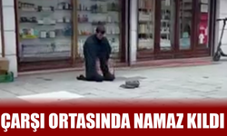 Çarşı ortasında namaz kıldı! Görenler şaşırdı