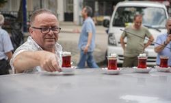 Bursa’da 50 Metre Mesafedeki Çayları Otomobiliyle Taşıyor!