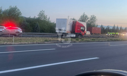 Hendek'te tır makasladı
