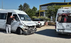 2 Servis Aracı ve Tır Çarpıştı, 6 Kişi Yaralandı