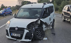 Otomobiller Kafa Kafaya Çarpıştı: 3 Yaralı