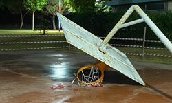 Basketbol Potası Devrildi: 17 Yaşındaki Genç Yaralandı