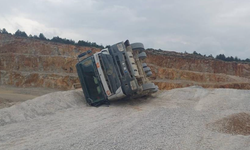 İnşaat Şantiyesinde Kamyon Devrildi