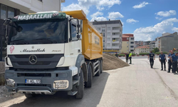 Fazla yük şüphesiyle durdurulan kamyon yükünü boşalttı