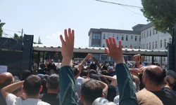 Öğrenciler Sınavda, Veliler Dışarıda Ter Döktü