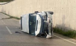 Minibüsün devrilmesi sorucu 10 kişi yaralandı