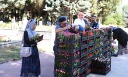 Kartepe Belediyesi’nden Bayram Öncesi Mezarlıklarda Anlamlı Hizmet