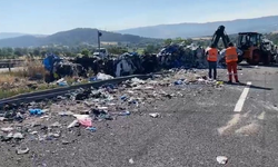 Bolu TEM Otoyolu’nda tır devrildi, plastik hurdalar yola saçıldı