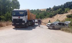 Kamyon ile Otomobil Kafa Kafaya Çarpıştı: 2 Yaralı