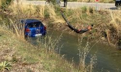 Bolu'da Otomobil Sulama Kanalına Uçtu: Vinç Yardımıyla Kurtarıldı