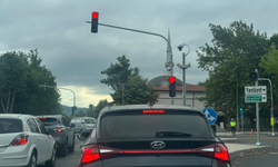 Trafik ışıkları kilometrelerce kuyruk oluşturuyor
