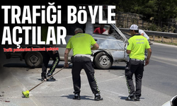 Kaza sonrası temizliği trafik polisleri yaptı