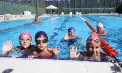 Bursa Yaz Spor Okulları’nda Yüzme Kursu Miniklere Sertifika Sevinci Yaşattı