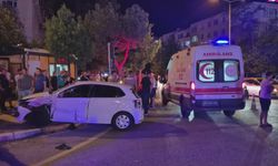 Kamyonet ile otomobil çarpıştı: 3 kişi yaralandı!