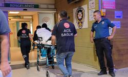 Kavgayı ayırmaya çalışan güvenlik görevlisi bıçakla yaralandı