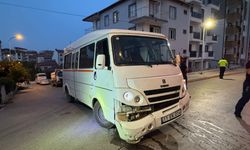 Minibüs ile otomobilin çarpıştığı kazada kaldırımdaki yaya yaralandı