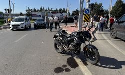 Otomobille çarpışan motosikletin sürücüsü yaralandı