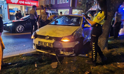 Kontrolden Çıkan Otomobil Kamyonete Çarptı