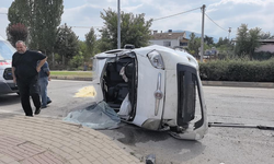Kontrolden Çıkan Araç Refüjden Geçip Takla Attı: 2 Yaralı