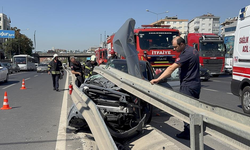 Otomobil Bariyerlerin Altına Girdi, 2 Yaralı