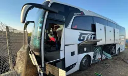 Yolcu otobüsü refüje girdi: 13 yaralı