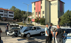 Kafa kafaya çarpışan iki otomobilde büyük hasar