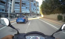 Motosiklet ve Otomobil Sürücüsü Arasında Kısa Süreli Tartışma