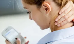 Telefon ve Tablet Kullanımına Dikkat! Uzmanlar “Text Neck” Uyarısı Yaptı