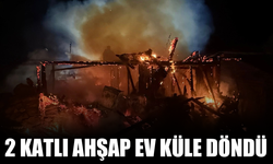 2 katlı ahşap ev yanarak küle döndü