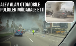 Alev alan otomobile polisler müdahale etti