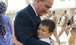 Minik Aybars’ın Atatürk’e Sarıldığı Fotoğraf Yüreklere Dokundu