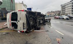 Devrilen minibüsteki 2 kişi yaralandı
