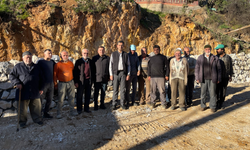 Pamukova Hüseyinli Mahallesi’nde Taş Duvar Çalışmaları Devam Ediyor