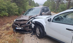 Bilecik’te Kafa Kafaya Çarpışan Araçlardan 3 Kişi Yaralandı